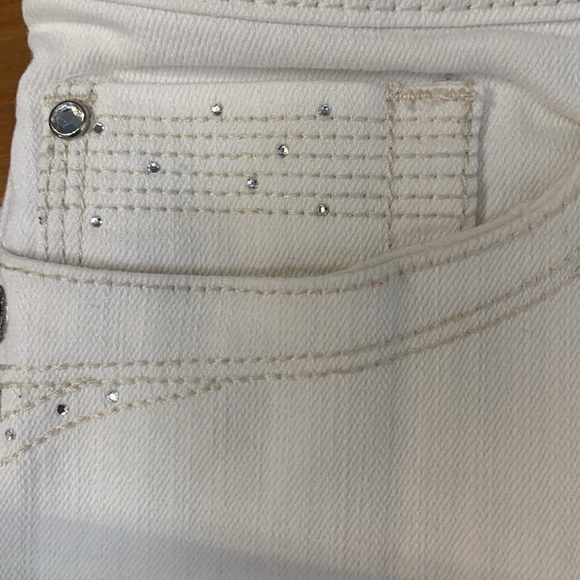 Chico’s So Slimming White Capris, 5 pocket Jean style. Stretch - Picture 16 of 17
